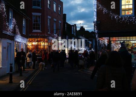 Segale, East Sussex, Regno Unito. 07 dicembre, 2019. L'annuale festa di Natale nel borgo antico di segale in East Sussex attira migliaia di visitatori ogni anno a questo festoso evento. Sul display lungo la chiusa high street si trovano le bancarelle del mercato, pop up tende di birra e di più. © Paul Lawrenson 2019, Photo credit: Paolo Lawrenson/Alamy Live News Foto Stock