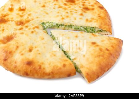 Vista laterale di tagliato in casa ossezia dietetici torta con formaggio e spinaci isolato su bianco Foto Stock