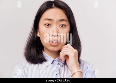 Triste ragazza interessata cercando preoccupato e pensieroso Foto Stock