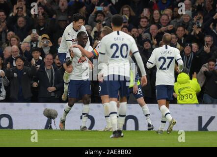 Londra, Regno Unito. Il 7 dicembre 2019. Obiettivo Moussa Sissoko del Tottenham Hotspur segna il quinto obiettivo durante il Tottenham Hotspur vs Burnley Premier League Football match al Tottenham Hotspur Stadium il 7 dicembre 2019-solo uso editoriale nessun uso non autorizzato di audio, video, dati, calendari (al di fuori dell'UE), club/campionato loghi o 'live' servizi. Online in corrispondenza uso limitato a 45 immagini (+15 in tempo extra). Non utilizzare per emulare le immagini in movimento. Nessun uso in scommesse, giochi o un singolo giocatore/club/league pubblicazioni/servizi- Credito: Martin Dalton/Alamy Live News Foto Stock