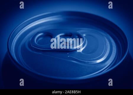 In prossimità della parte superiore della bomboletta di alluminio per bibite analcoliche o birra con ancora cappuccio chiuso tonica nel quartiere alla moda di colore blu classico. side shot Foto Stock