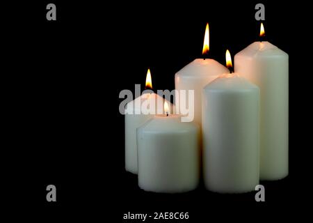 5 luce di candela di fiamma che brucia ardentemente su sfondo nero Foto Stock