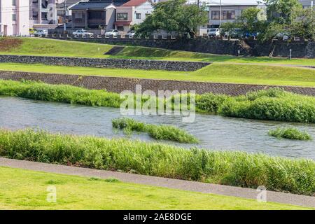 Vista estiva del Saigawa fiume che corre attraverso il centro storico della città di Kanazawa, Ishikawa Prefettura, Giappone occidentale. Il Saigawa fluisce nel Japa Foto Stock