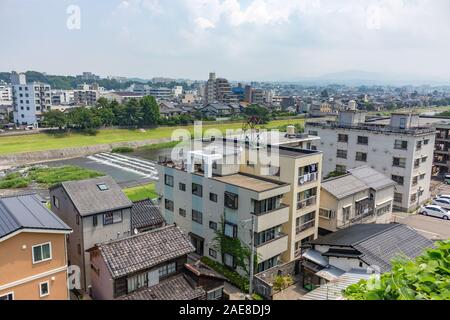 Vista della città di Kanazawa e il fiume Saigawa che passa attraverso di esso. Kanazawa, Ishikawa Prefettura, Giappone occidentale. Foto Stock