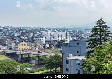 Vista della città di Kanazawa e il fiume Saigawa che passa attraverso di esso. Kanazawa, Ishikawa Prefettura, Giappone occidentale. Foto Stock