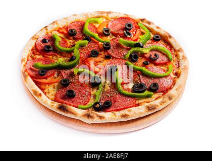 Isolare la pizza, di dimensioni medie e in vista laterale. Foto di stock di pizza. Foto Stock