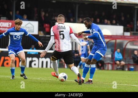 Woking, Regno Unito. Il 7 dicembre, 2019. Gus Mafuta di Hartlepool Regno è contestata da Ben Gerring di Woking durante il Vanarama National League match tra Woking e Hartlepool Regno al Kingfield Stadium, Woking sabato 7 dicembre 2019. (Credit: Paolo Paxford | MI News) La fotografia può essere utilizzata solo per il giornale e/o rivista scopi editoriali, è richiesta una licenza per uso commerciale. Non per la rivendita di Woking, Inghilterra - 7 DICEMBRE IL CREDITO: MI News & Sport /Alamy Live News Foto Stock