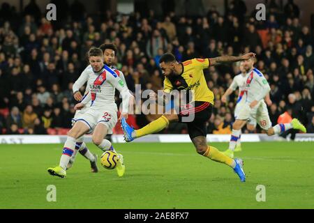 WATFORD, Inghilterra - 7 DICEMBRE Watford's Andre grigio prende un colpo contro il Palazzo di Cristallo James McCarthy durante il match di Premier League tra Watford e Crystal Palace a Vicarage Road, Watford sabato 7 dicembre 2019. (Credit: Leila Coker | MI News ) la fotografia può essere utilizzata solo per il giornale e/o rivista scopi editoriali, è richiesta una licenza per uso commerciale Credito: MI News & Sport /Alamy Live News Foto Stock