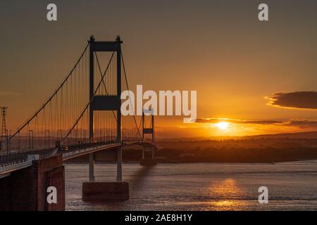 Aust, South Gloucestershire, England, Regno Unito - Giugno 08, 2019: Tramonto al Severn Bridge, che conduce oltre il fiume Severn, visto da Aust Cliff Foto Stock