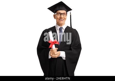 Uomo anziano che indossa un abito di graduazione e in possesso di un diploma isolati su sfondo bianco Foto Stock