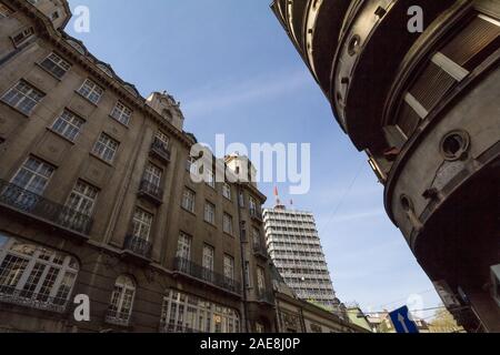 Vecchi edifici residenziali realizzati in cemento e un 70s alto grattacielo in acciaio nel centro della città di Belgrado, la città capitale della Serbia, durante una s Foto Stock