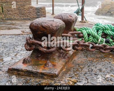 Rusty harbour bitte, catene e funi Foto Stock
