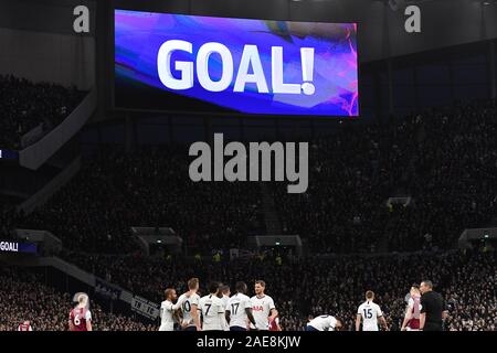 Londra, Inghilterra - 7 DICEMBRE Harry Kane del Tottenham celebra con i suoi compagni di squadra dopo il punteggio durante il match di Premier League tra Tottenham Hotspur e Burnley a White Hart Lane, Londra il Sabato 7 dicembre 2019. (Credit: Ivan Yordanov | MI News ) la fotografia può essere utilizzata solo per il giornale e/o rivista scopi editoriali, è richiesta una licenza per uso commerciale Credito: MI News & Sport /Alamy Live News Foto Stock