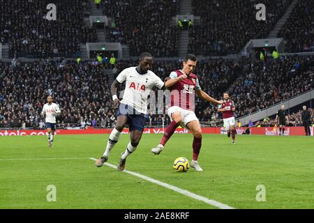 Londra, Inghilterra - 7 dicembre il Jack di sughero Burnley battaglie per il possesso con Moussa Sissoko del Tottenham durante il match di Premier League tra Tottenham Hotspur e Burnley a White Hart Lane, Londra il Sabato 7 dicembre 2019. (Credit: Ivan Yordanov | MI News ) la fotografia può essere utilizzata solo per il giornale e/o rivista scopi editoriali, è richiesta una licenza per uso commerciale Credito: MI News & Sport /Alamy Live News Foto Stock