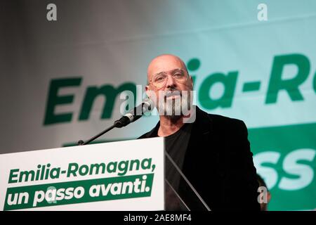 Bologna, Italia. 07 dicembre, 2019. Stefano Bonaccini, membro italiano del Partito Democratico e il Presidente della Regione Emilia Romagna, si apre la campagna elettorale prima del gennaio elezioni regionali in Piazza Maggiore sul dicembre 07, 2019 a Bologna, Italia. Credito: Massimiliano Donati/Alamy Live News Foto Stock