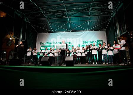 Bologna, Italia. 07 dicembre, 2019. Stefano Bonaccini, membro italiano del Partito Democratico e il Presidente della Regione Emilia Romagna, si apre la campagna elettorale prima del gennaio elezioni regionali in Piazza Maggiore sul dicembre 07, 2019 a Bologna, Italia. Credito: Massimiliano Donati/Alamy Live News Foto Stock