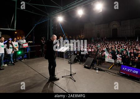 Bologna, Italia. 07 dicembre, 2019. Stefano Bonaccini, membro italiano del Partito Democratico e il Presidente della Regione Emilia Romagna, si apre la campagna elettorale prima del gennaio elezioni regionali in Piazza Maggiore sul dicembre 07, 2019 a Bologna, Italia. Credito: Massimiliano Donati/Alamy Live News Foto Stock