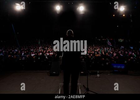 Bologna, Italia. 07 dicembre, 2019. Stefano Bonaccini, membro italiano del Partito Democratico e il Presidente della Regione Emilia Romagna, si apre la campagna elettorale prima del gennaio elezioni regionali in Piazza Maggiore sul dicembre 07, 2019 a Bologna, Italia. Credito: Massimiliano Donati/Alamy Live News Foto Stock