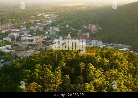 HOT SPRINGS, Arkansas, Stati Uniti d'America - Luglio 24, 2019: Resort city Hot Springs, come si vede dalla torre di montagna nel Parco nazionale di Hot Springs. Foto Stock