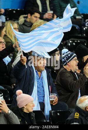 Liberty Stadium, Swansea, Glamorgan, Regno Unito. Il 7 dicembre 2019; Liberty Stadium, Swansea, GLAMORGAN, GALLES; rugby europeo Champions Cup, Falchi Pescatori versus Racing 92; un Racing 92 fan festeggia i suoi lati primo try - uso editoriale Foto Stock