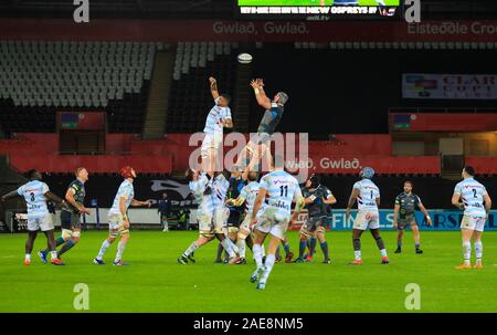 Liberty Stadium, Swansea, Glamorgan, Regno Unito. Il 7 dicembre 2019; Liberty Stadium, Swansea, GLAMORGAN, GALLES; rugby europeo Champions Cup, Falchi Pescatori versus Racing 92; Dan Lydiate di falchi pescatori guarda a fissare la linea out ball - uso editoriale Foto Stock