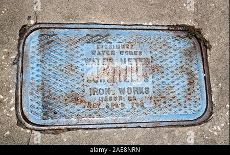 Kissimmee opere idriche misuratore di acqua sul marciapiede del coperchio di accesso dal tombino schofields iron works macon kissimmee florida usa Foto Stock