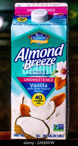 Blue Diamond Almond Breeze con cocomut prodotto lattiero-caseario, sostituto del latte mezzo gallone dimensioni Foto Stock