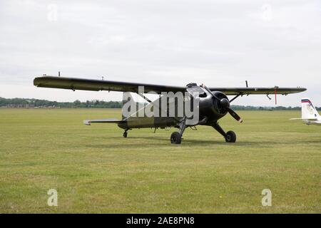 Esercito storico Corps de Havilland Beaver (XP820) sul flightline al 2019 Duxford Air airshow Festival il 26 maggio 2019 Foto Stock