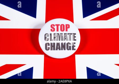 London, Regno Unito - 22 Novembre 2019: a fermare il cambiamento climatico il badge, nella foto sopra la bandiera del Regno Unito. Foto Stock