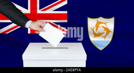 Elezione ad Anguilla. La mano dell'uomo che mette il suo voto nella cassa di voto. Bandiera Anguilla ondulato sullo sfondo. Foto Stock