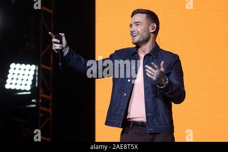 Liam Payne esegue sul palco durante il giorno uno dei capitali il Jingle Bell Ball con sede a Londra la O2 Arena. Foto Stock