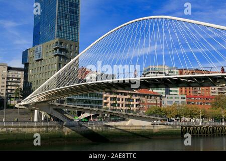 Ponte Zubizuri, Bilbao, provincia di Biscaglia, Spagna Foto Stock