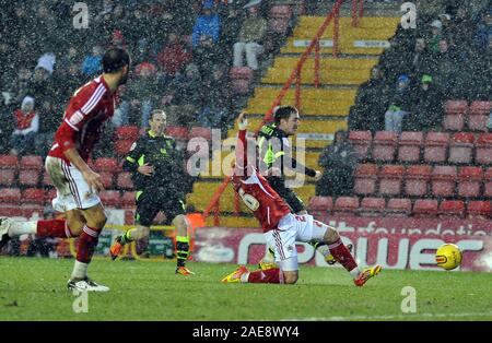 Il 28 gennaio 2012. Calcio - Campionato npower Football - Bristol City Vs Leeds United. Ross McCormack di Leeds United germogli e punteggi loro 2° obiettivo (0-2). Fotografo: Paolo Roberts/OneUpTop/Alamy. Foto Stock