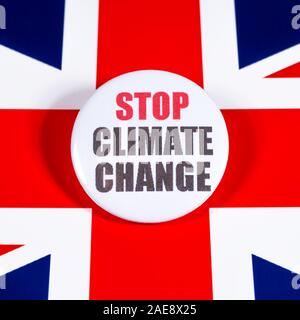 London, Regno Unito - 22 Novembre 2019: a fermare il cambiamento climatico il badge, nella foto sopra la bandiera del Regno Unito. Foto Stock