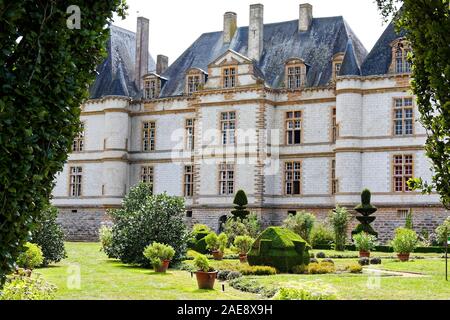 Chateau Courmatin; castello del XVII secolo; pietra, ripidamente tetto spiovente, giardino, più camini, Borgogna; Taize; Francia, estate; orizzontale Foto Stock