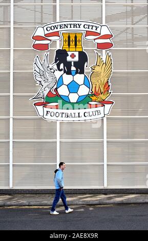 Xxi Aprile 2012. Calcio - Campionato nPower Football - Coventry City Vs Doncaster Rovers. Una città di Coventry passeggiate ventola oltre la cresta del club . Fotografo: Paolo Roberts/OneUpTop/Alamy. Foto Stock