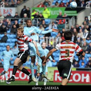 Xxi Aprile 2012. Calcio - Campionato nPower Football - Coventry City Vs Doncaster Rovers. Clive Platt di Coventry City vince una testata . Fotografo: Paolo Roberts/OneUpTop/Alamy. Foto Stock