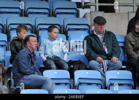 Xxi Aprile 2012. Calcio - Campionato nPower Football - Coventry City Vs Doncaster Rovers. La prospettiva di relegare le albe su alcune citta' di Coventry City e ventole. Fotografo: Paolo Roberts/OneUpTop/Alamy. Foto Stock