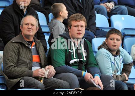 Xxi Aprile 2012. Calcio - Campionato nPower Football - Coventry City Vs Doncaster Rovers. La citta' di Coventry City e ventole reagiscono alla realizzazione che essi saranno relegati. Fotografo: Paolo Roberts/OneUpTop/Alamy. Foto Stock