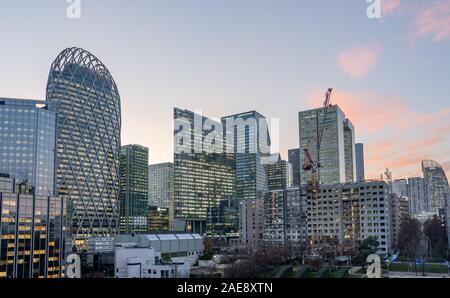 Parigi, Francia - 4 Dicembre 2019: Grattacielo skyline durante il tramonto a La Defense financial district Foto Stock