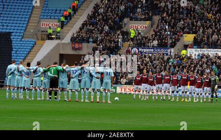 19 Novembre 2011 - Championsip npower Football - Coventry City vs West Ham United. Le squadre di tenere un perturbato minuti di silenzio prima del gioco. Fotografo: Paolo Roberts / OneUpTop/Alamy. Foto Stock