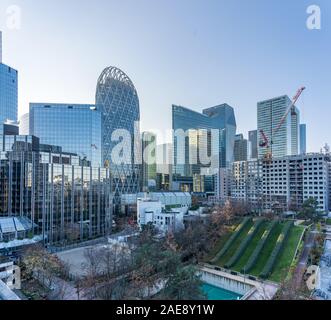 Parigi, Francia - 4 Dicembre 2019: grattacieli di La Defense distretto finanziario prima del tramonto Foto Stock