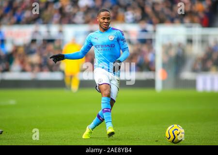 Il 30 novembre 2019, il St James Park, Newcastle, Inghilterra; Premier League, Newcastle United v Manchester City : Raheem Sterling (7) del Manchester City passa la palla Credito: Craig Milner/news immagini Foto Stock