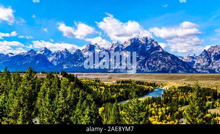 I picchi del Grand Tetons dietro l'avvolgimento Snake River vista dal fiume Snake si affacciano sulla strada statale 191 in Grand Tetons National Park, WY USA Foto Stock