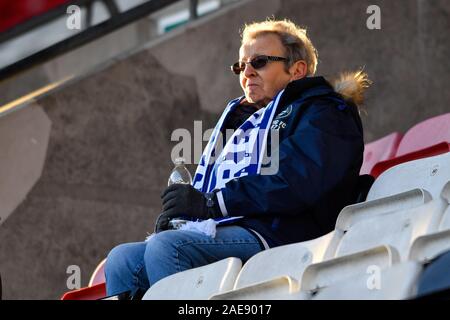 Il 30 novembre 2019, DW Stadium, Wigan, Inghilterra; Sky scommessa campionato, Wigan Athletic v lettura : una ventola di lettura richiede la loro sede prima che il credito di gioco: Simon Whitehead/news immagini Foto Stock