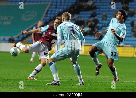 19 Novembre 2011 - Championsip npower Football - Coventry City vs West Ham United. Mark Noble colpisce un colpo appena al di sopra della barra trasversale. Fotografo: Paolo Roberts / OneUpTop/Alamy. Foto Stock