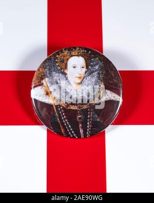 London, Regno Unito - 5 Dicembre 2019: un pin distintivo della Regina Elisabetta I, nella foto sopra la bandiera dell'Inghilterra. Foto Stock