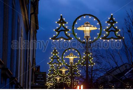 Belle luci di Natale sulle lampade stradali nella città di Rehau, Germania Foto Stock