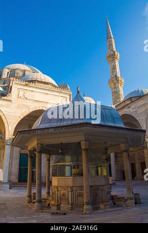 Il sebil fontana nel Cortile della moschea Sehzade nel quartiere Fatih di Istanbul. Xvi secolo ottomano moschea imperiale Foto Stock