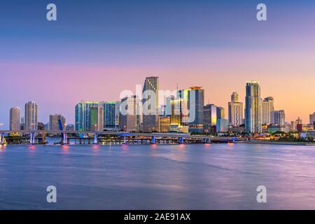 Miami, Florida, Stati Uniti d'America skyline Bisayne sulla baia al tramonto. Foto Stock